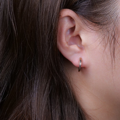 Limerencia Boucles d'oreilles anneaux huggie en titane pur G23 hypoallergéniques pour femmes aux oreilles sensibles (argenté)