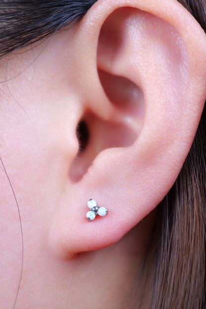 Limerencia G23 Boucles d'oreilles à dos plat 18G hypoallergéniques | Piercing en titane grade implant F136 sans filetage à emboîtement pour cartilage, hélix, labret, lèvre, Monroe et tragus - Opale Trinity